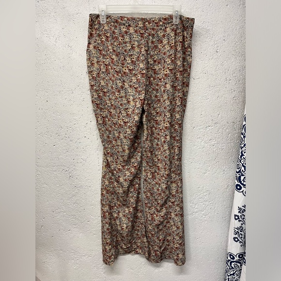 Sold NWT Easel Juniors Large Flare Pants Floral Print Pleats Lightweight Fabric - Picture 3 of 8